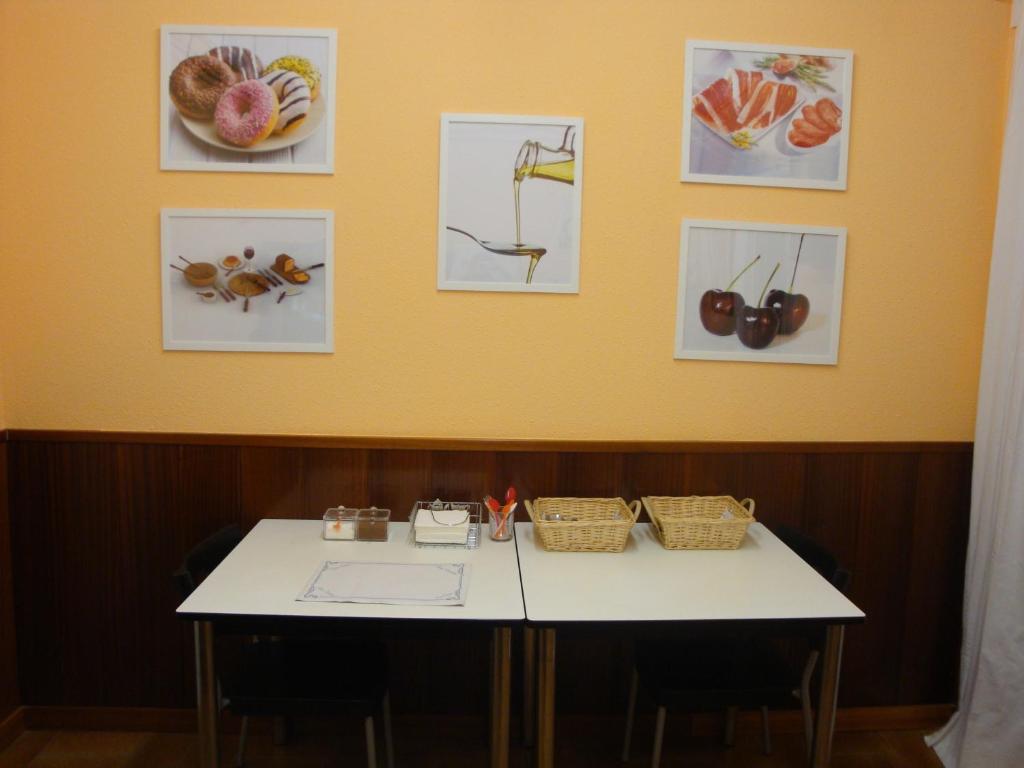 Hostal Valls Barcellona Esterno foto